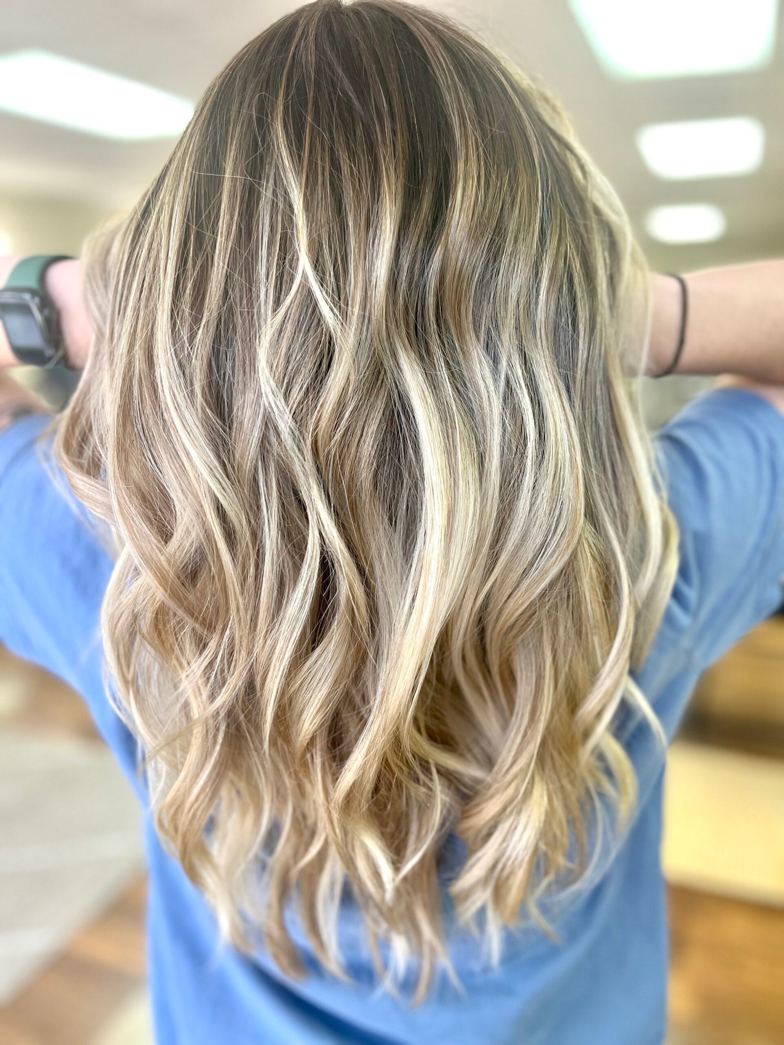 Cool dimensional blonde waves created by Aimee